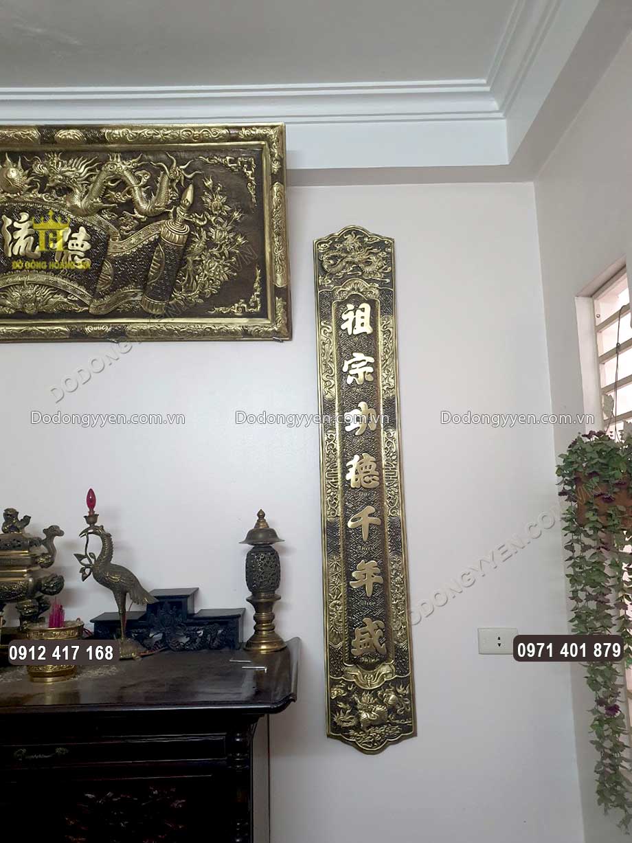 H&igrave;nh ảnh tứ linh được chạm th&uacute;c ph&iacute;a tr&ecirc;n v&agrave; dưới ở mỗi c&acirc;u đối